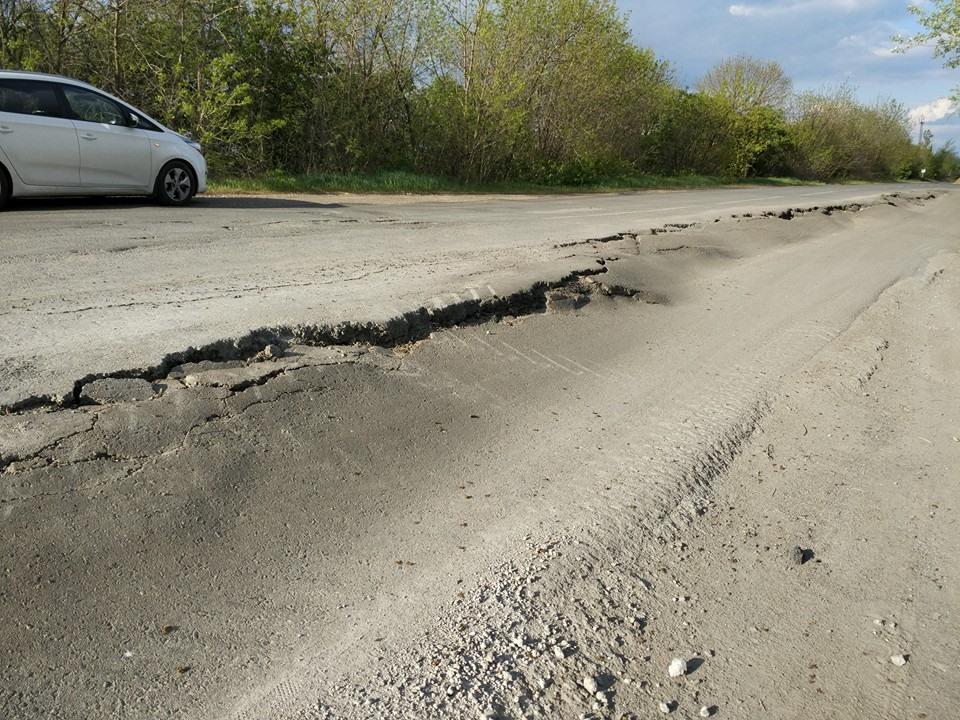 Мелекінська траса біля Маріуполя сповзає у прірву