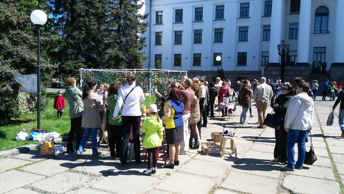 У центрі Краматорська встановлюють рекорд у плетінні маскувальних сіток