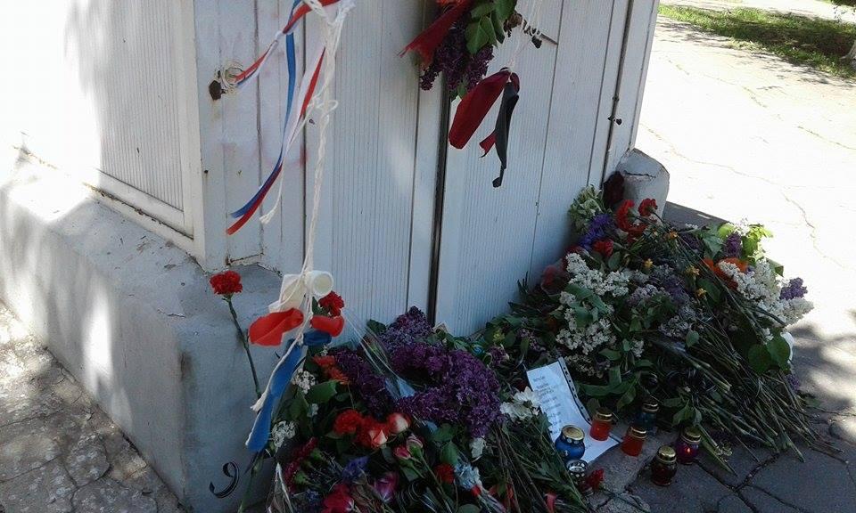 У Маріуполі городяни згадують міліціонерів, загиблих два роки тому