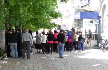 У Макіївці під «банком» скупчення: люди поспішають отримати соцвиплати