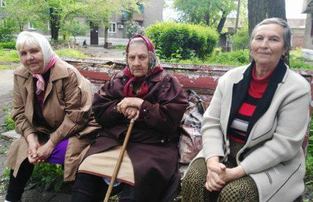 Почему люди, живущие  в «серой зоне» Донбасса,  не выезжают из-под обстрелов?