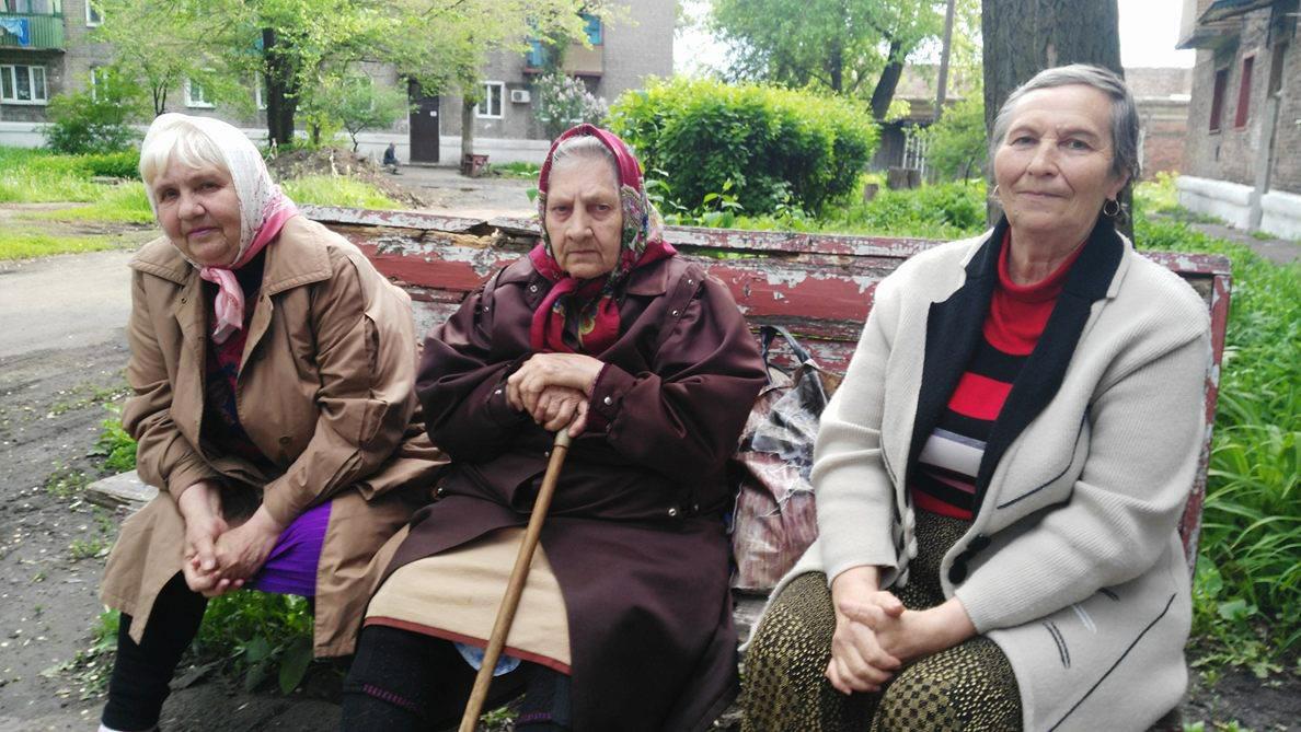 Почему люди, живущие в «серой зоне» Донбасса, не выезжают из-под обстрелов?