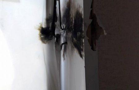 Станицю Луганську обстріляли, куля залетіла у кабінет голови району