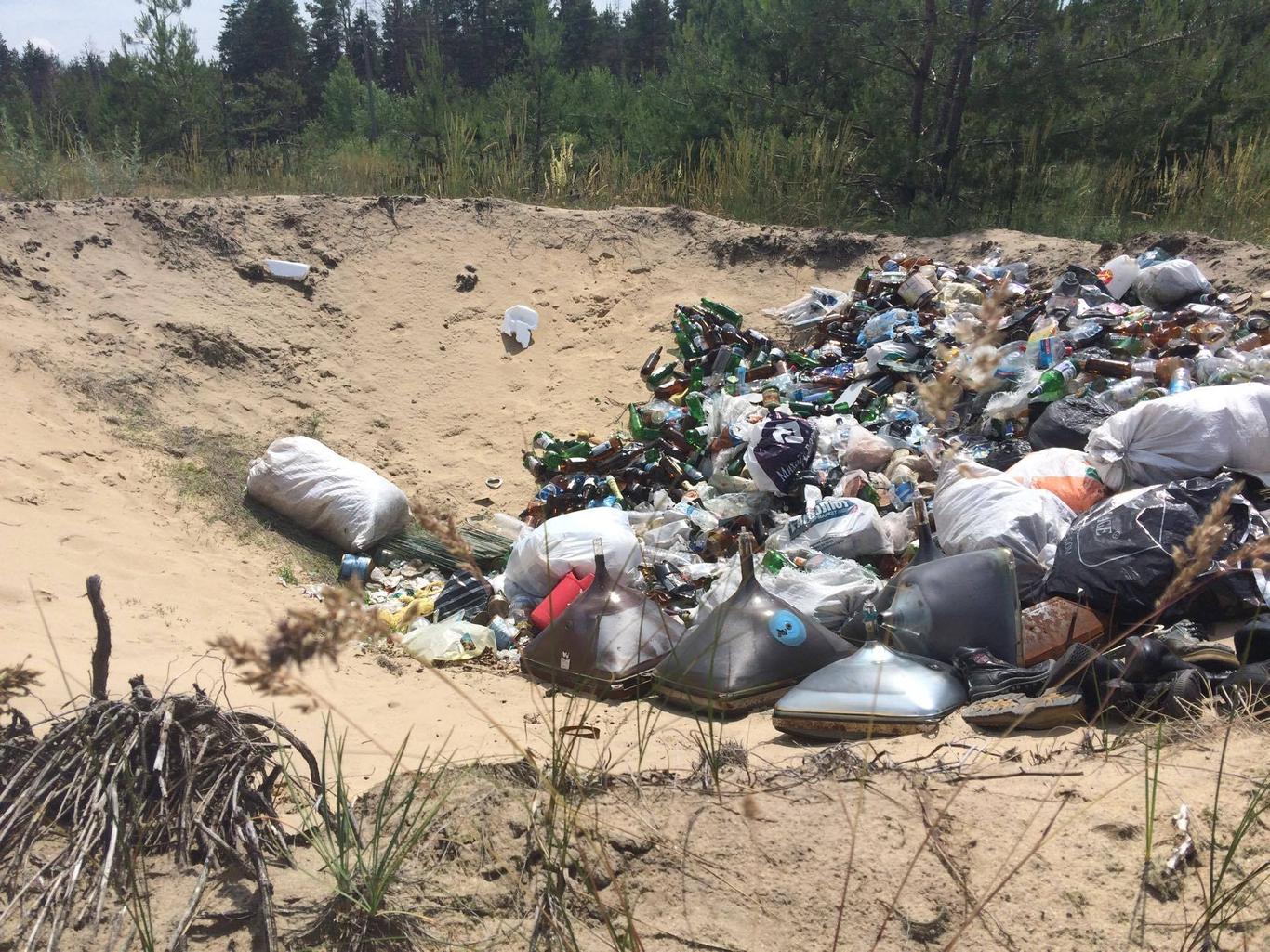 У Станиці вирви від снарядів перетворились на сміттєзвалища — фото