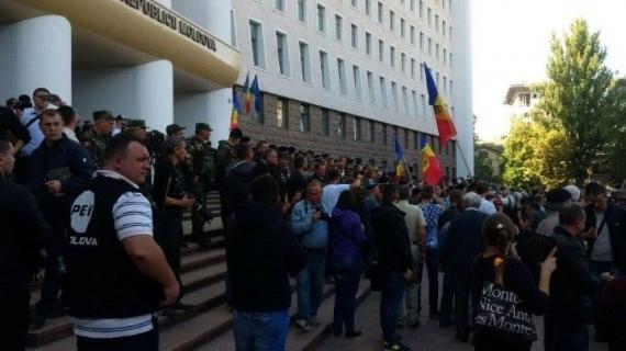 В Кишиневі протестуючі зробили першу спробу штурму парламенту