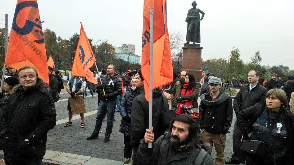 «Путин — убийца! Не позорь Россию», — первые задержанные на митинге в Москве