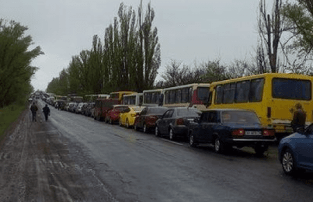 На КПВВ «Зайцеве» в цю ніч  більше 400 автівок ночуватимуть на трасі