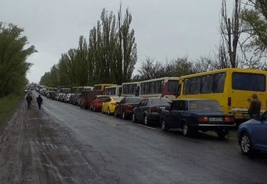 На КПВВ «Зайцеве» в цю ніч  більше 400 автівок ночуватимуть на трасі