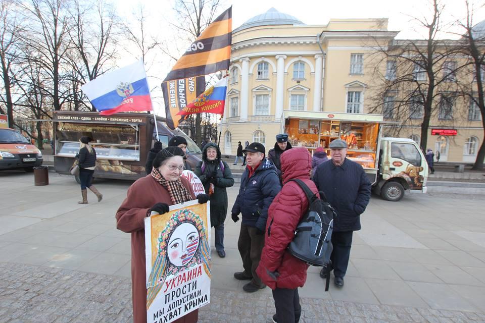 На «святкуванні» окупації Криму у Петербурзі художниця провела одиночний пікет