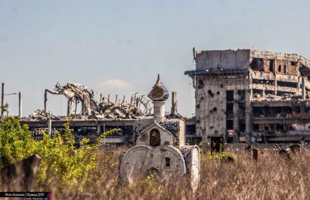 Незважаючи на міни, люди приходять на зруйноване кладовище біля ДАП