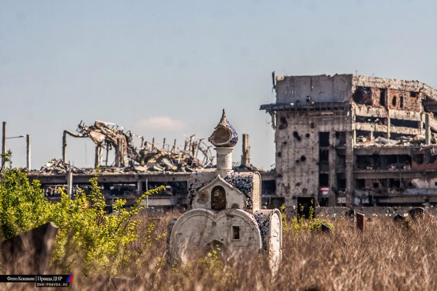 Незважаючи на міни, люди приходять на зруйноване кладовище біля ДАП