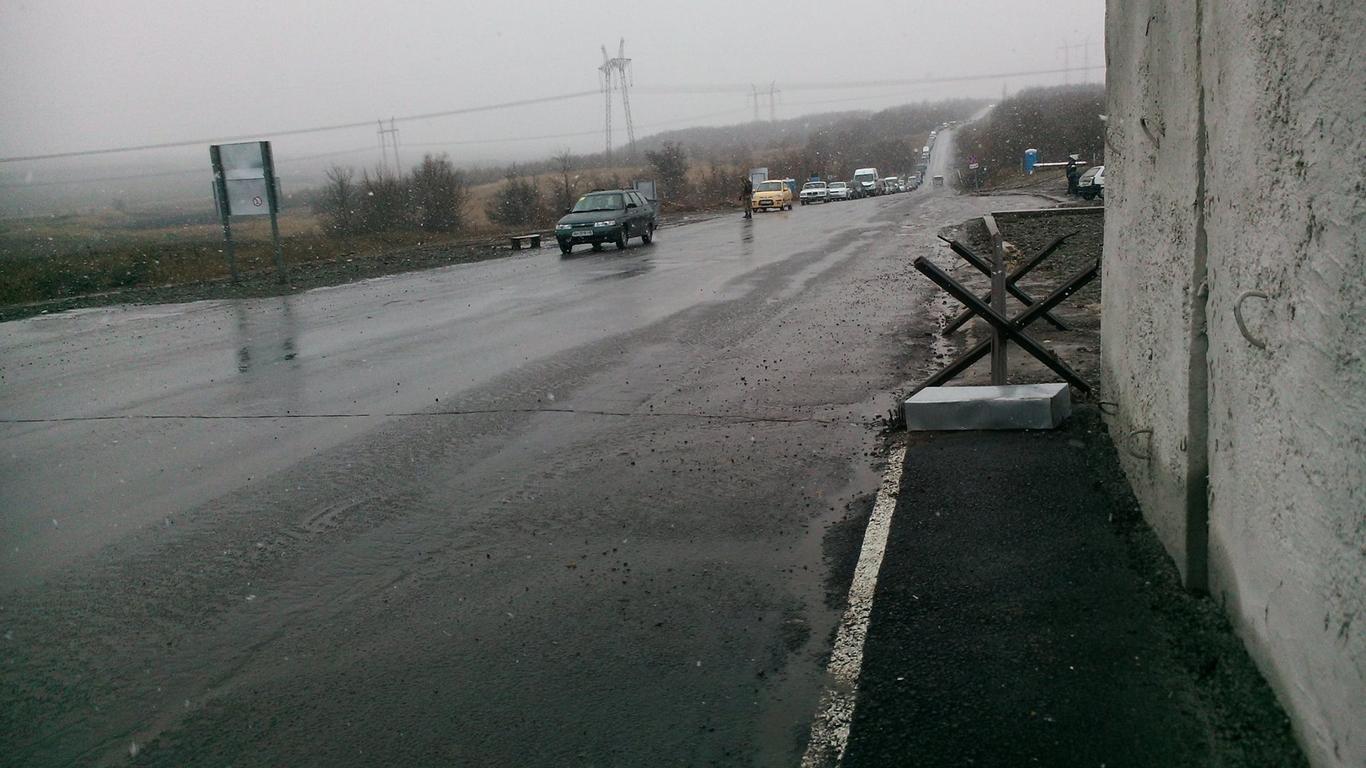 На КПВВ «Зайцеве» військовий порізав цивільному шини, бо машина «заважала»