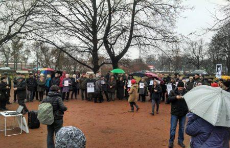 У Санкт-Петербурзі вшанували пам’ять жертв чекістів з фото сімейних архівів