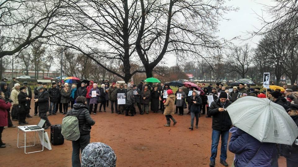 У Санкт-Петербурзі вшанували пам’ять жертв чекістів з фото сімейних архівів