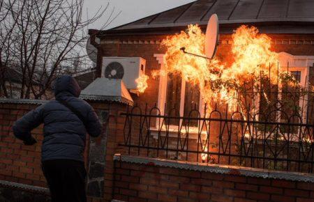 З'явилося відео з Харківщини, де закидали коктейлем Молотова двір міліціонера