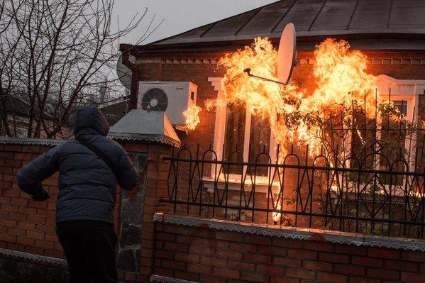 З'явилося відео з Харківщини, де закидали коктейлем Молотова двір міліціонера