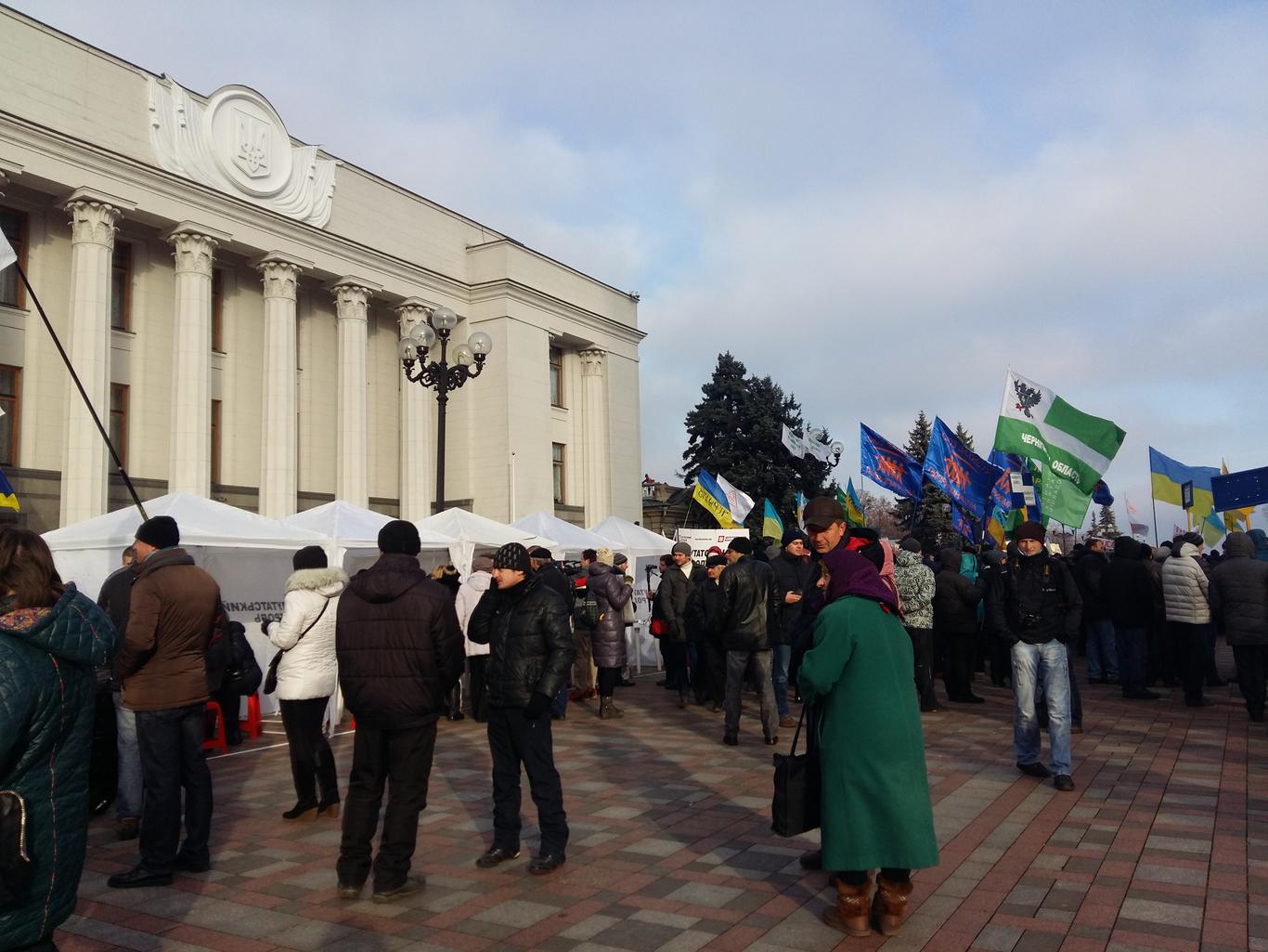 Просто неба під ВР громадяни писали свої запити до депутатів