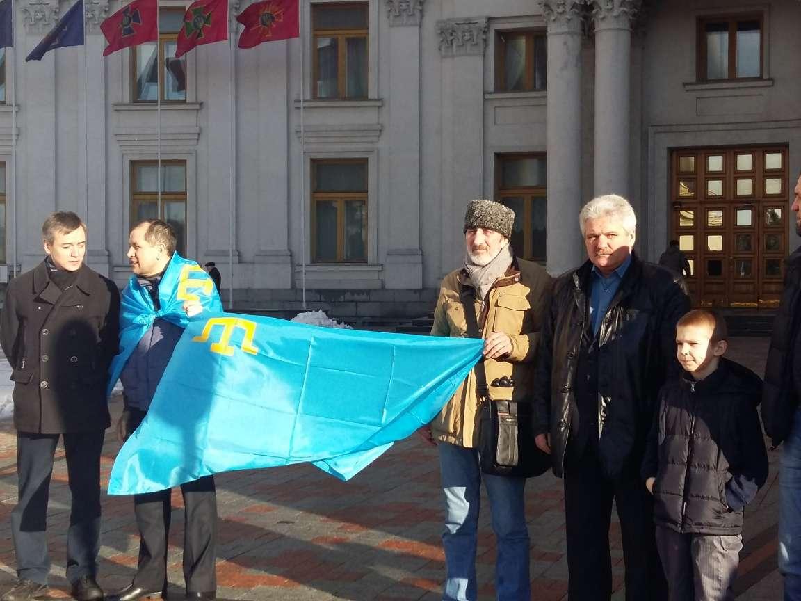 В Криму знову був обшук в кримських татар: забрали електроніку — соцмережі