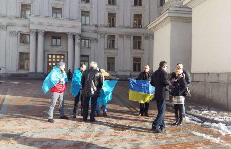 «Крим сьогодні є в'язницею для кримських татар», — активіст під МЗС України