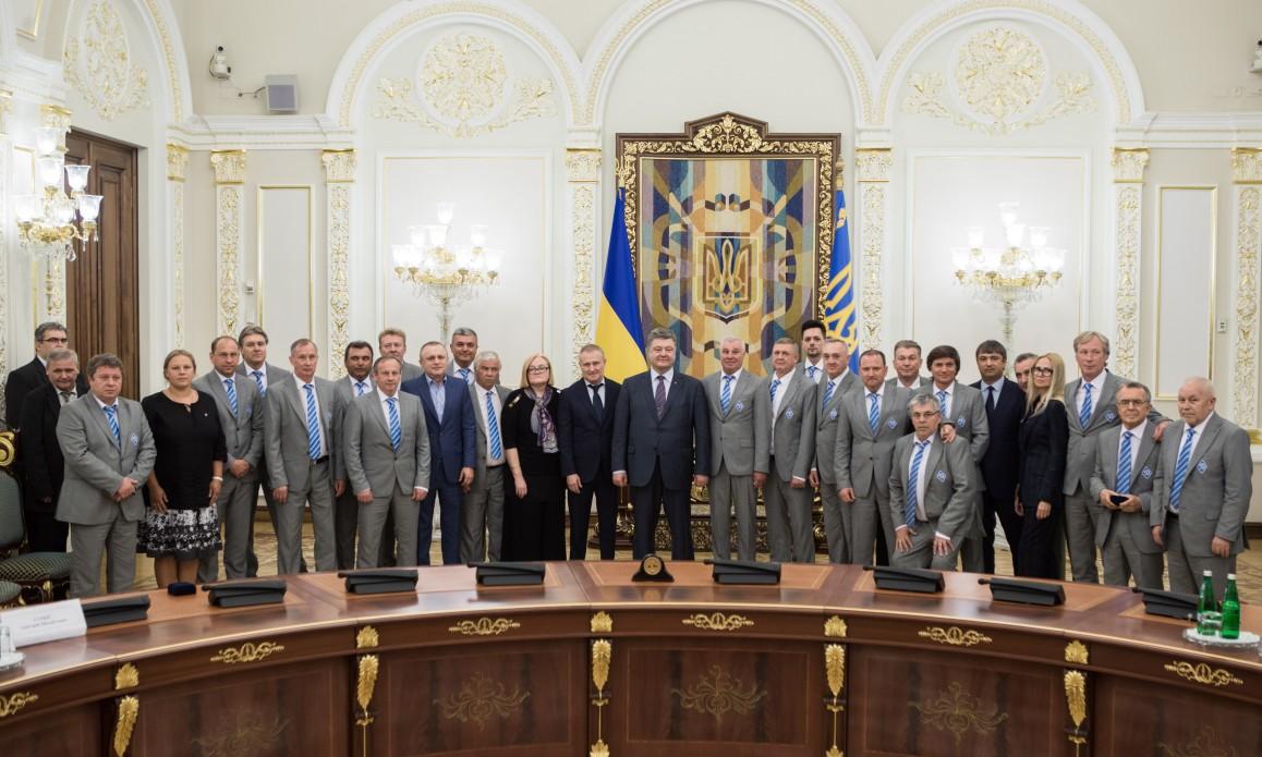 Президент нагородив «динамівців», які виграли легендарний матч 1986 року