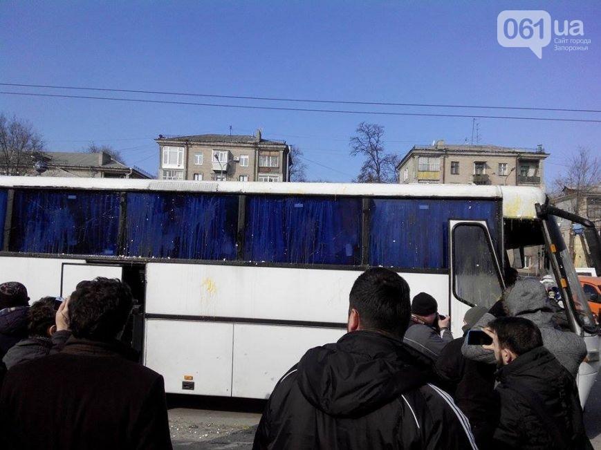 У Запоріжжі яйцями закидали автобус з мітингарями-захисниками Леніна