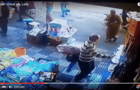 Жінка за домагання на вулиці відправила збоченця у нокаут