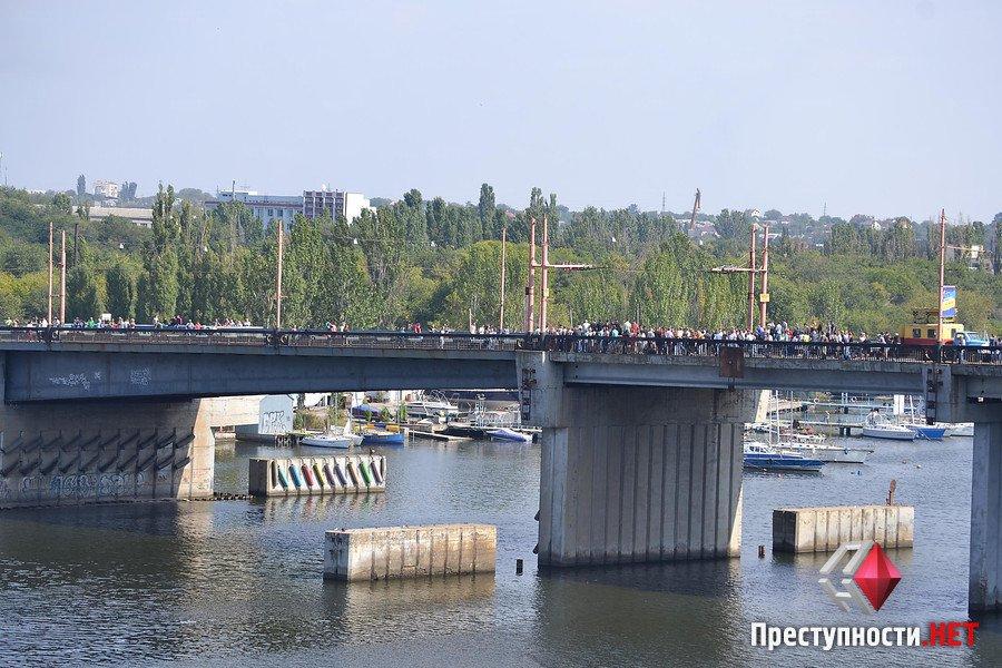 В Николаеве после укладки асфальта на мосту не удается его развести