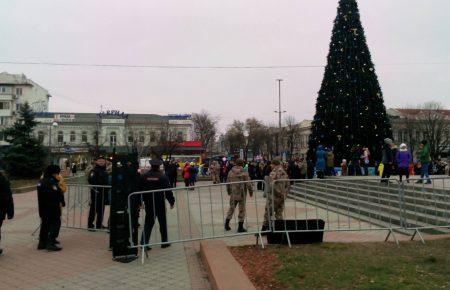 У Сімферополі вхід до міської ялинки на площі облаштували металошукачем