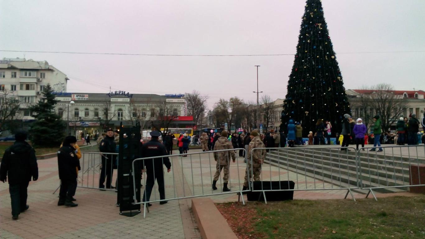 У Сімферополі вхід до міської ялинки на площі облаштували металошукачем