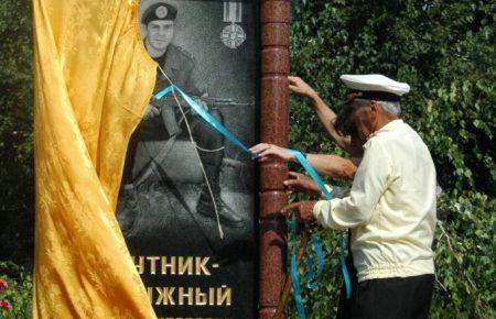 В Запорожье открыли памятник погибшему герою, который спас полсотни бойцов