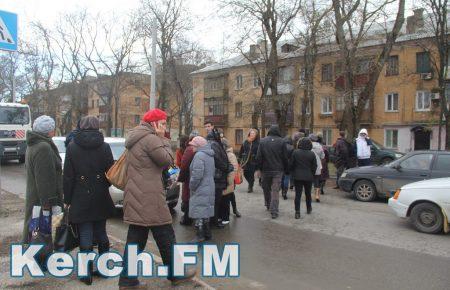 Жителі Керчі на знак протесту через відсутність світла перекрили дорогу