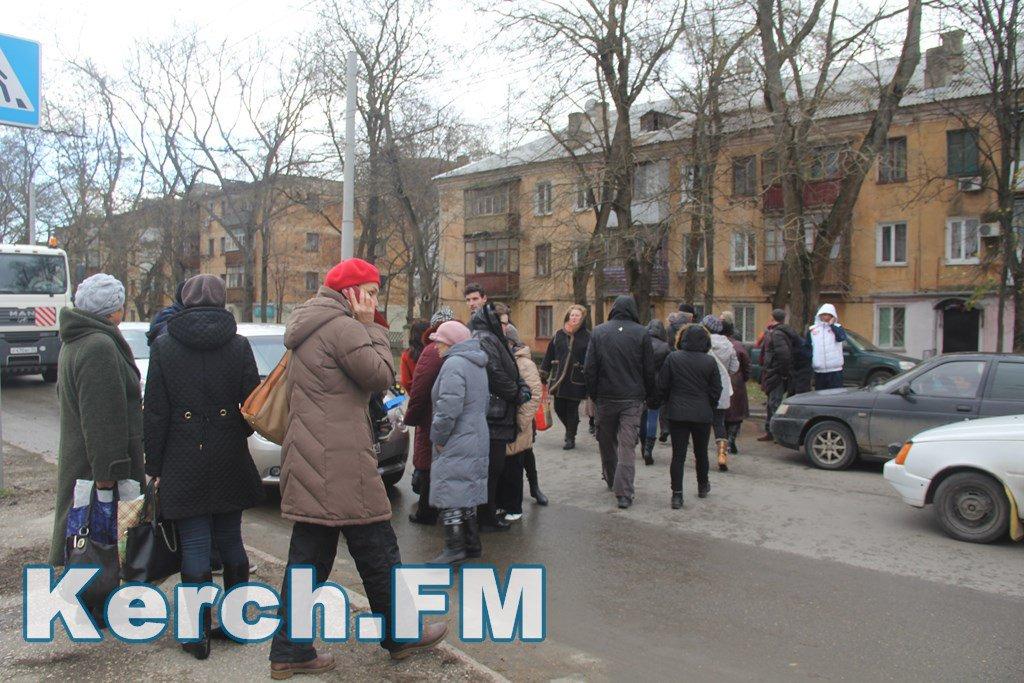 Жителі Керчі на знак протесту через відсутність світла перекрили дорогу