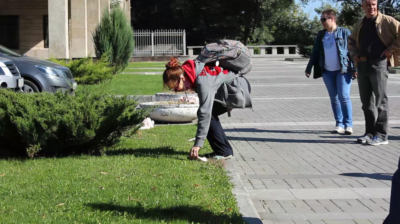 «Правий сектор» в Дніпрі змусив феміністок прибрати з вулиці гіпсові вагіни