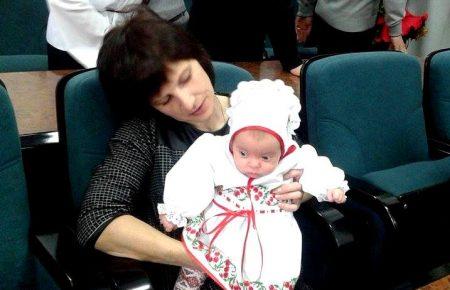 У Луцьку депутатка ходить на роботу з дитиною