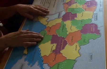 Для дітей з порушенням зору виготовили рельєфну адміністративну мапу України