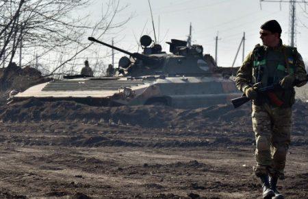 Терористи за добу пограбували завод, підірвали залізницю та збили вертоліт, — РНБО