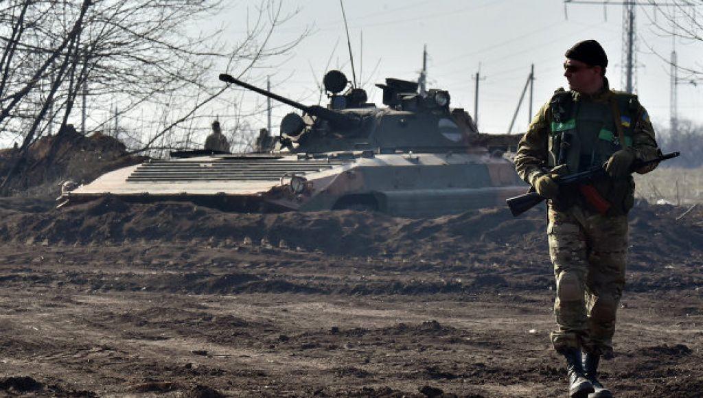 Терористи за добу пограбували завод, підірвали залізницю та збили вертоліт, — РНБО