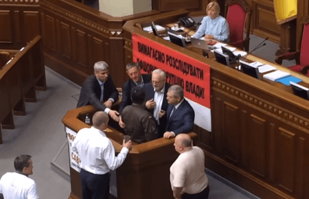 Депутат Тимошенко не дав Вілкулу виступати російською в Раді — відео