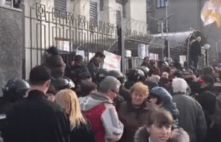 Під посольством Росії у Києві кидали яйця, спалили російський прапор