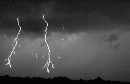 Вчений США «сповільнив» блискавку на відео, аби детально вивчити явище