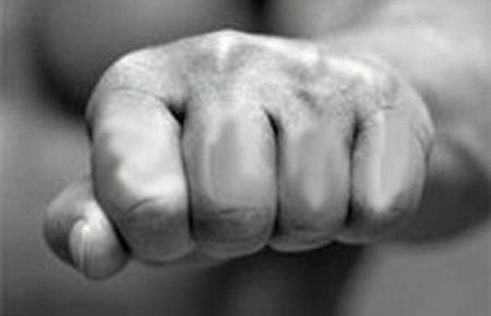 У Луганську «правоохоронець «ЛНР»  побив товаришів по чарці