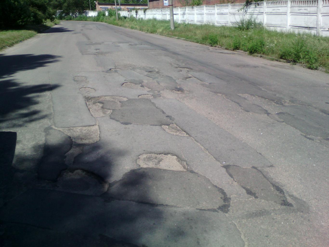 Недотримання фурами вагових норм знищує дорогу за рік, — Хміль