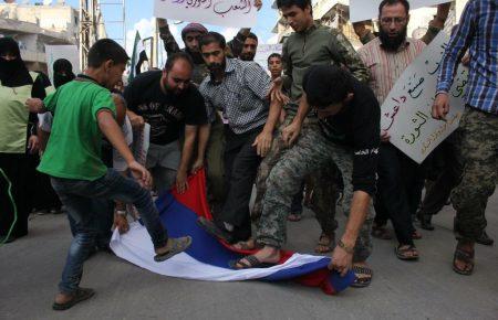 Роскомнадзор виніс попередження виданню за фото розтоптаного прапора РФ