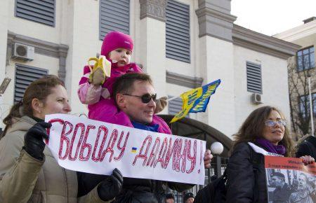 Активисты у российского посольства требовали освободить Ильдара Дадина