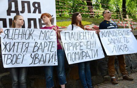 «В Украине 30 тысяч больных ВИЧ/СПИДом могут остаться без лекарств», — общественники