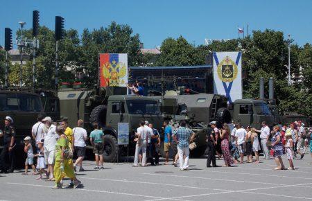 В Севастополе показали, чем воюют на Донбассе