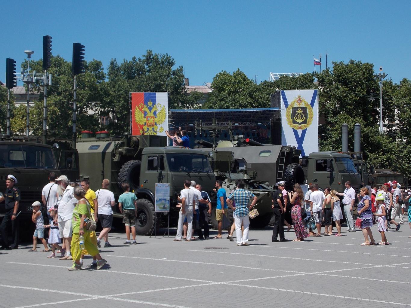 В Севастополе показали, чем воюют на Донбассе