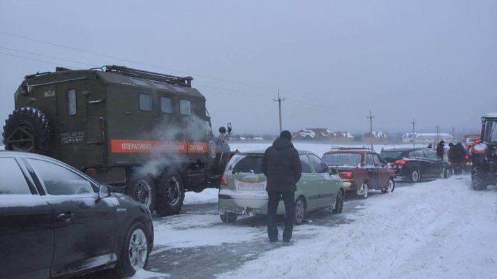 Рятувальники радять водіям брати в дорогу пісок, лопату та свічки