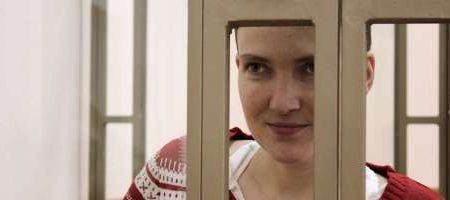 Суд визнав Савченко винною, вона почала співати