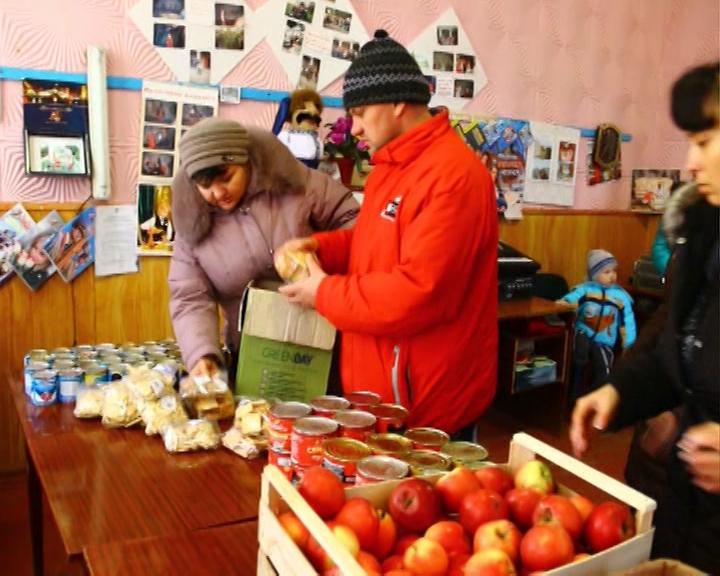 Мешканцям села Павлопіль роздавали продукти під обстрілами